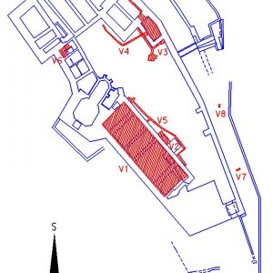 Lipnice nad Sázavou 2004-2006. Půdorys přízemí hradu s vyznačením ploch V1 – V8 zkoumaných P. Vitulou a R. Stránskou (NPÚ ÚOP v Brně) v letech 2004-2006 (kresba P. Vitula).