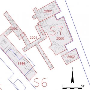 Lipnice nad Sázavou 1996-2002. Střední část půdorysu nádvoří hradu s vyznačením ploch S6 a S7 s transformovanými plány archeologických situací odkrytých v letech 1996-2002 (podle J. Šulcové – NPÚ ÚOP v Pardubicích, dříve Státní památkový ústav v Pardubicích, plán je uložen v archivu NPÚ ÚOP v Telči, kresba P. Vitula).