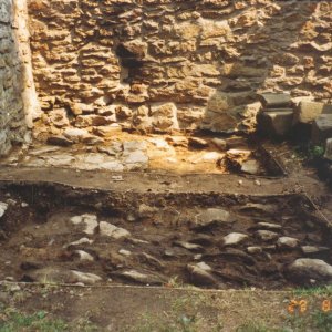 Lipnice nad Sázavou 2002. Archeologická situace v ploše S7/2002 odkrytá J. Šulcovou v roce 2002 JV od zazděné 2. brány do hradu. Pohled od JZ (foto J. Šulcová – negativ je uložen ve fotoarchivu NPÚ ÚOP v Pardubicích).