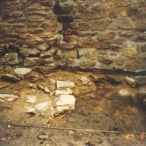 Lipnice nad Sázavou 2002. Detail SV části archeologické situace v ploše S7/2002 odkryté J. Šulcovou v roce 2002 JV od zazděné 2. brány do hradu. Pohled od JZ (foto J. Šulcová – negativ je uložen ve fotoarchivu NPÚ ÚOP v Pardubicích).