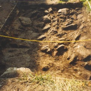 Lipnice nad Sázavou 2002. Detail JZ části archeologické situace v ploše S7/2002 odkryté J. Šulcovou v roce 2002 JV od zazděné 2. brány do hradu. Pohled od SZ (foto J. Šulcová – negativ je uložen ve fotoarchivu NPÚ ÚOP v Pardubicích).