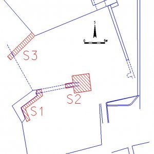 Lipnice nad Sázavou 1997. Celková situace sond S1, S2 a S3. V sondě S1 bylo odkryto základové zdi někdejší vrcholně středověké bašty. Sonda S2 sledovala odkrytí pokračujícího základového zdiva pozdně středověkého bastionu. V sondě S3 byl zachycen průběh obvodové zdi středověkého parkánu (podle J. Šulcové a M. Hanzlíka - NPÚ ÚOP v Pardubicích, dříve Státní památkový ústav v Pardubicích a NPÚ ÚPS v Českých Budějovicích, kresba P. Vitula).