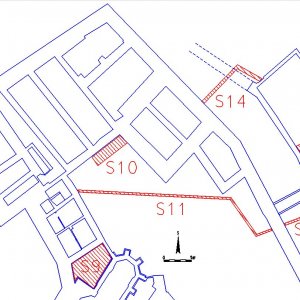 Lipnice nad Sázavou (rok.nezjištěn). Celková situace sond S9 až S 14. V nádvorním prostrou SZ od kaple S9 byly vyklízeny napadané destrukční násypy. Sonda S10 odkryla předzáklady nároží mezi Turnovským palácem a věží Samson. V rýze pro vodovodní potrubí S11 byla sledována kolísající hloubka skalního podloží. Rýha pro vodovod  S 12 zachytila zdivo vrcholně středověkého parkánu. Sonda S13 odkryla v  prostoru pozdně středověkého bastionu zdivo někdejší vrcholně středověké bašty. V sondě S14 byla zachycena vnější obvodová zeď vrcholně středověkého parkánu (podle J. Šulcové a M. Hanzlíka – NPÚ ÚOP v Pardubicích, dříve Státní památkový ústav v Pardubicích, NPÚ ÚPS v Českých Budějovicích, kresba P. Vitula).