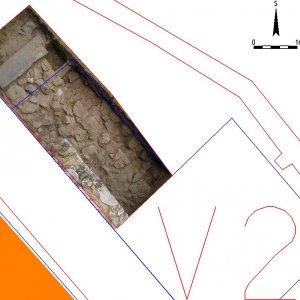 Lipnice nad Sázavou 2004. Sonda V2 – fotoplán. Prostor sondy V2 byl zkoumán v roce 2005 před plánovanou rekonstrukcí schodiště vedoucího z nádvoří do interiéru Trčkovského paláce. Odkryty byly kamenné základy původního schodiště i s  dochovananým posledním nejnižším schodem, takže se podařilo stanovit jeho celkový půdorysný rozsah (kresba P. Vitula).
