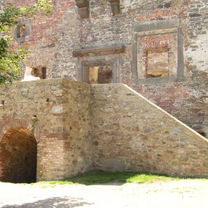 Lipnice nad Sázavou 2006. Schodiště z nádvoří do interiéru Trčkovského paláce  – stav po rekonstrukci. Pohled od S (foto P. Vitula).