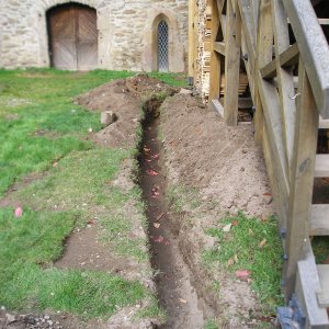 Lipnice nad Sázavou 2006. Sonda V4 – SZ část. V mělkém výkopu pro elektrické vedení nebyly porušeny žádné archeologické objekty ani situace. Pohled od JV (foto P. Vitula).