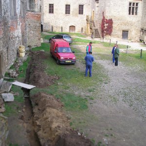 Lipnice nad Sázavou 2006. Sonda V5 – SZ část. V mělkém výkopu pro elektrické vedení nebyly porušeny žádné archeologické objekty ani situace. Dokumentována byla jen kolísající hloubka skalního podloží pod vrstvou stavebního odpadu. Pohled od JV (foto P. Vitula).