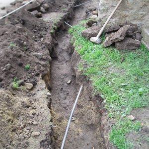 Lipnice nad Sázavou 2006. Sonda V5 – střední část. V mělkém výkopu pro elektrické vedení nebyly porušeny žádné archeologické objekty ani situace. Dokumentována byla jen kolísající hloubka skalního podloží pod vrstvou stavebního odpadu. Pohled od SZ (foto P. Vitula).