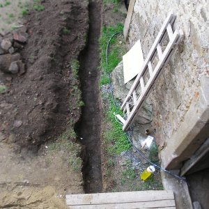 Lipnice nad Sázavou 2006. Sonda V5 – JV část. V mělkém výkopu pro elektrické vedení nebyly porušeny žádné archeologické objekty ani situace. Dokumentována byla jen kolísající hloubka skalního podloží pod vrstvou stavebního odpadu. Pohled od SZ (foto P. Vitula).