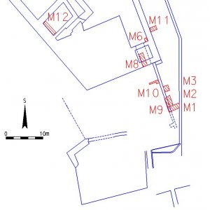 Lipnice nad Sázavou 2015-2017. Sondy M1, M2, M3, M6, M8, M9, M10, M11 a M12. V souvislosti s plánovaným zadlážděním nádvoří a příjezdové cesty v prostoru parkánu provedl P. Macků (NPÚ ÚOP v Telči) řadu zjišťovacích sondáží. Cíleny byly především na celkovou terénní situaci výškově kolísajícího skalního podloží, ale zachyceny byly i velmi zajímavé  relikty související se stavebně technickým řešením komunikačního a obranného systému. V sondách M1, M2, M3, M9 a M10 byl sledován průběh opěrné zdi nájezdové rampy do věžovité brány, v sondě M8 situované do průjezdu brány byla odkryvem zjištěna vlčí jáma. Sonda M11 doložila hloubku a techniku založení hradby na skalním podloží v daném místě a umožnila sledovat postupné terénní úpravy v prostoru parkánu. Drobná sonda M6 sledovala techniku zadláždění a sonda M12 mocnost hliněného násypu (podle P. Macků, kresba P. Vitula).