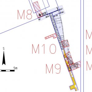 Lipnice nad Sázavou 2015-2017. Sondy M1, M2, M3, M8, M9, M10. V sondách M1, M2, M3 a M9 byl sledován průběh opěrné zdi nájezdové rampy, dokumentována byla místa se štětovou dlažbou a vystupujícím skalním podložim. V sondě M10 byly zachyceny povozy vyjeté koleje. Sonda M8 vykopaná až do hloubky 2,7 m doložila přítomnost tzv. vlčí jámy nejspíše už v  nejstarších fázích existence hradu (transformovaný plán podle P. Macků, kresba P. Vitula).