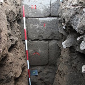 Lipnice nad Sázavou 2015. Sonda M11. Základové kamenné kvádrové zdivo hradby  založené na skalním podloží v hloubce 2,4 m (foto P. Macků).