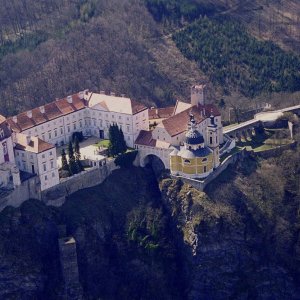 Obr. 2: Vranov nad Dyjí 2003.  Zámecký areál – letecký záběr – pohled od SZ (foto M. Bálek).