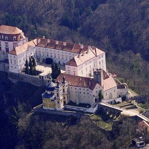 Obr. 3: Vranov nad Dyjí 2000. Zámecký areál – letecký záběr – pohled od SV (foto M. Bálek).