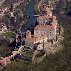 Obr. 4: Vranov nad Dyjí 2000. Zámecký areál – letecký záběr – pohled od Z (foto M. Bálek).