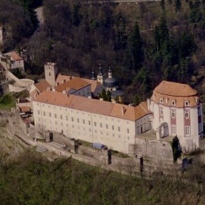 Obr. 5: Vranov nad Dyjí 2000. Zámecký areál – letecký záběr – pohled od JV (foto M. Bálek).