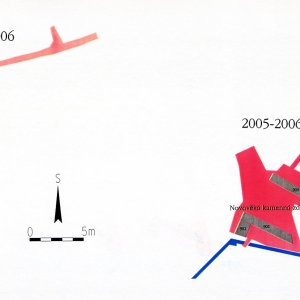 Obr. 17: Vranov nad Dyjí 2005-2006. Vodovod a kanalizace – SZ část areálu. Vektorový georeferencovaný plán půdorysu výkopů a archeologických situací – ve výkopu pro kanalizaci byly odkryty tři novověké kamenné zdi (kontexty 900, 901, 902) dokládající změnu dispozice hlavní vstupní brány. Ve nehlubokém výkopu pro dešťový odpad před někdejší kočárovnou byla zjištěna kamenná destrukce. (zhotovil P. Vitula).