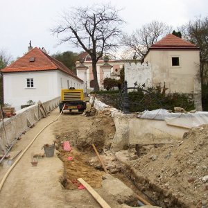 Obr. 28: Vranov nad Dyjí 2006. Vodovod a kanalizace – Západní a střední část přemostění – celkový pohled od V (foto P. Vitula).