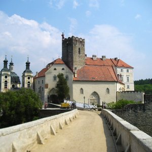 Obr. 34: Vranov nad Dyjí 2006. Vodovod a kanalizace – východní část přemostění šíjových příkopů – celkový pohled od Z (foto P. Vitula).