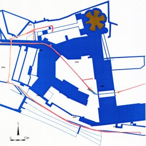 Obr. 35: Vranov nad Dyjí 2006. Vodovod a kanalizace – výkopy na předhradí a v příkopech pod přemostěním šíjového příkopu.  Vektorový georeferencovaný plán půdorysu (modrá barva) s  červeně vyznačenými archeologicky zkoumanými plochami (zhotovil P. Vitula).