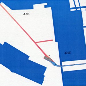 Obr. 45: Vranov nad Dyjí 2006. Vodovod a kanalizace – výkopy na nádvoří předhradí. Vektorový georeferencovaný plán půdorysu (modrá barva) s  červeně vyznačenými archeologicky zkoumanými plochami (zhotovil P. Vitula).