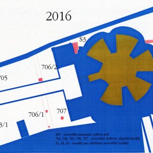 Obr. 63: Vranov nad Dyjí 2016. Odvětrání hrobky – celková situace prováděných sondážních prací v okolí hrobky pod zámeckou kaplí. Vektorový georeferencovaný plán půdorysu (modrá barva) suterénních prostor hrobky (hnědá barva) a archeologicky zkoumaných ploch (červená barva) s kontextem 907 (zhotovil P. Vitula).