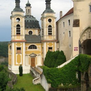 Obr. 64: Vranov nad Dyjí 2016. Odvětrání hrobky – zámecká kaple – celkový pohled od Z (foto P. Vitula).