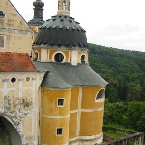 Obr. 65: Vranov nad Dyjí 2016. Odvětrání hrobky – zámecká kaple – celkový pohled od JV (foto P. Vitula).