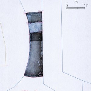 Obr. 68: Vranov nad Dyjí 2016. Odvětrání hrobky – sonda 1 s kamennou pravděpodobně opěrnou zdí (kontext 907) – fotoplán (zhotovil P. Vitula).