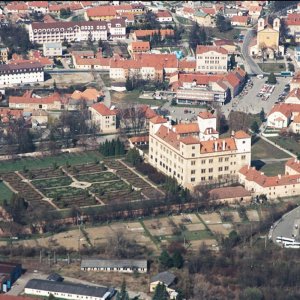 Obr. 1: Bučovice 1998. Zámecký areál – letecký záběr – pohled od JZ (foto. M. Bálek).