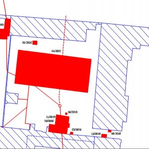 Obr. 12: Bučovice 2000-2018. Sondy 1/2000, 2/2001, 3/2001, 4/2001, 5/2016, 6/2016, 7/2016, 8/2016, 9/2016, 10/2006, 11/2019, 12/2018, 13/2018. Vektorový georeferencovaný plán S části půdorysu zámeckého areálu s červeným vyznačením archeologicky a geofyzikálně zkoumaných ploch a výkopů (zpracoval P. Vitula).