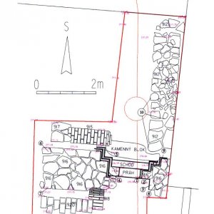 Obr. 14: Bučovice 2000. Sonda 1/2000 (1). Půdorys situace s románským ústupkovým vchodovým portálem odkrytým při hloubení rýh pro kanalizaci  (zpracoval P. Vitula).