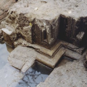 Obr. 15: Bučovice 2000. Sonda 1/2000. Z část románského ústupkového portálu odkrytá při hloubení rýh pro kanalizaci – detail od SV (foto P. Vitula).