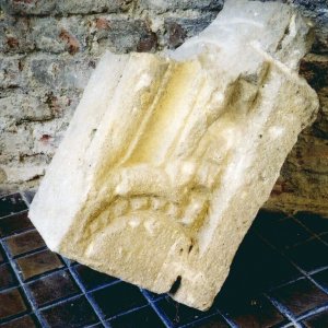 Obr. 16: Bučovice 2000. Uvolněný druhotně přemístěný kamenný článek z románského ústupkového portálu zaniklého kostela nalezený při hloubení rýh pro kanalizaci (foto P. Vitula).