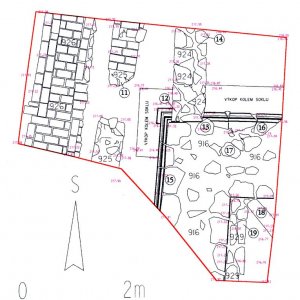 Obr. 17: Bučovice 2001. Sonda 2/2001 (2). Vektorový plán půdorysu situace SZ nároží zaniklého románskogotického kostela (zpracoval P. Vitula).