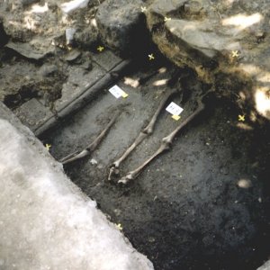 Obr. 18: Bučovice 2001. Sonda 2/2001 (2). Středověké hroby na severní straně románskogotického kostela – pohled od SV (foto P. Vitula).