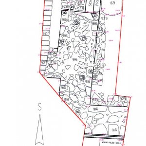 Obr. 21: Bučovice 2001. Sonda 3/2001 (3). Vektorový plán půdorysu reliktů JZ nároží románskogotického kostela po odstranění pálené keramické dlažby v interiéru (zpracoval P. Vitula). 