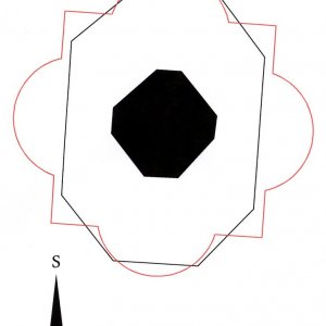 Obr. 55: Bučovice 2002. Sonda 20/2002. Obvod kašny měl původně tvar kvadrilobu ve tvaru červené linie (zpracoval P. Vitula).