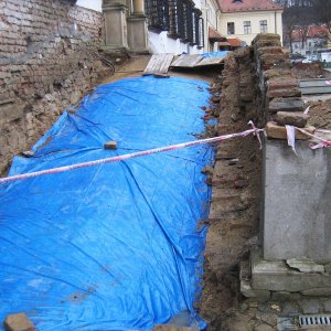 Obr. 63: Bučovice 2016. Sonda 25/2016. Výzkum při rekonstrukci vstupního schodiště – J část –pohled od J (foto P. Vitula).