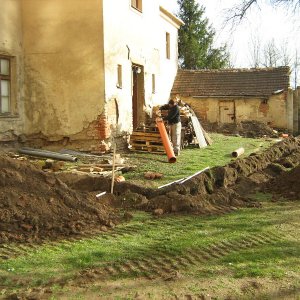 Obr. 66: Bučovice 2020. Sonda 26/2020. Severní část výkopu pro kanalizaci do jihovýchodního zámeckého křídla – pohled od SZ (foto P. Vitula).