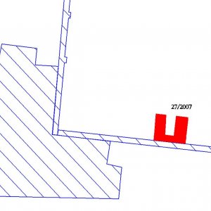 Obr. 73: Bučovice 2007. Sonda 27/2007. Vektorový georeferencovaný plán jižní části půdorysu zámeckého areálu s červeným vyznačením archeologicky zkoumané plochy (zpracoval P. Vitula).