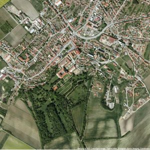 Obr. 1: Valtice – zámek 2011.  Ortofoto – celkový pohled na část města s dominantou zámku a přilehlým parkem (www.mapy.cz – Geodis s. r. o.).