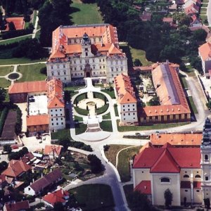 Obr. 3: Valtice – zámek 2001. Letecký snímek M. Bálka – celkový pohled od SV (archiv ÚAPP Brno i. č. 1/546).