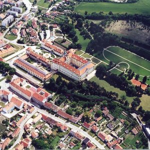 Obr. 4: Valtice – zámek 2001. Letecký snímek M. Bálka  – celkový pohled od J (archiv ÚAPP Brno i. č. 1/544).