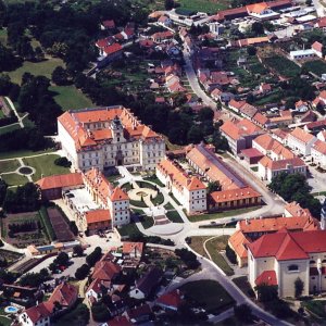 Obr. 5: Valtice – zámek 2001. Letecký snímek M. Bálka  – celkový pohled od S (archiv ÚAPP Brno i. č. 1/545).