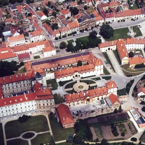 Obr. 6: Valtice – zámek 2001. Letecký snímek M. Bálka  – celkový pohled od JV (archiv ÚAPP Brno i. č. 1/540).