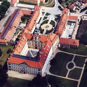 Obr. 7: Valtice – zámek 2001. Letecký snímek M. Bálka  – celkový pohled od J (archiv ÚAPP Brno i. č. 1/542).
