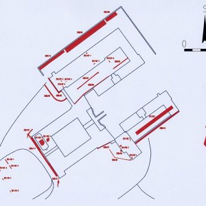 Obr. 34: Valtice – zámek 2004-2021.  Vektorový georeferencovaný plán zámeckých budov a jejich blízkého okolí zhotovený podle transformovaného geodetického zaměření ze 70. let minulého stol. (modrá barva) s červeně vyznačenými archeologicky zkoumanými plochami NPÚ v Brně  letech 2000–2021 (zhotovil P. Vitula).