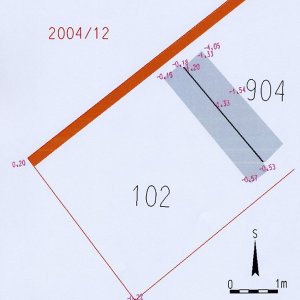 Obr. 37: Valtice – zámek 2004 (akce č. 2004/12) – statické zajištění opěrné zdi – I. etapa – JZ část - záchranný výzkum. Detail situace kamenné pozdně středověké zdi v JZ části výkopu (zhotovil P. Vitula).