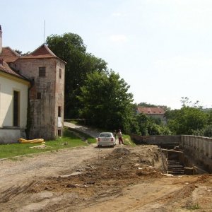 Obr. 38: Valtice – zámek 2004 (akce č. 2004/12) – statické zajištění opěrné zdi – I. etapa – JZ část - záchranný výzkum. Celková situace výkopu – pohled od SV (foto P. Vitula).